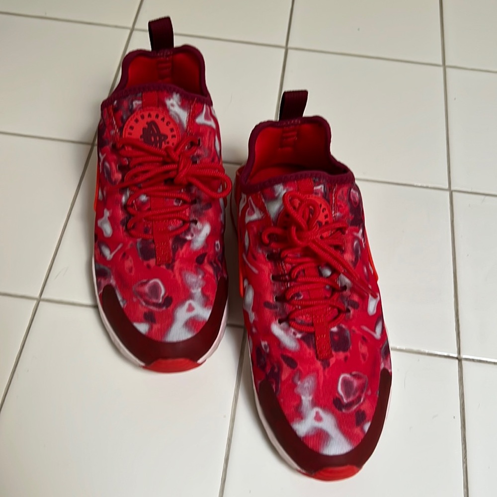 Nike Air Huarache Red, Pink, Maroon, Silver Camo-like print.  SUPER RARE!